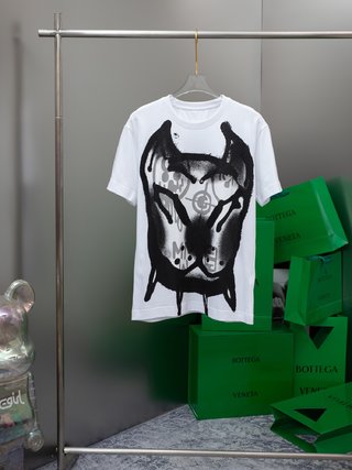 Givenchy Oversized T-Shirt with Tag Effect Dog Print – GVS21